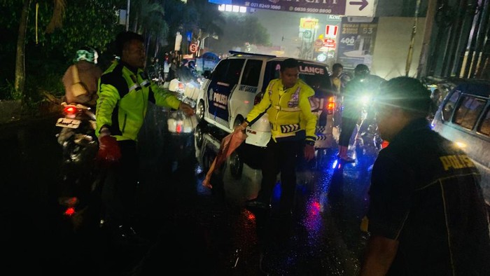 Kecelakaan lalu lintas tewaskan seorang pemotor di Cileungsi, Bogor bermula dari korban hendak menyalip truk di depannya, Senin (29/5/2023).
