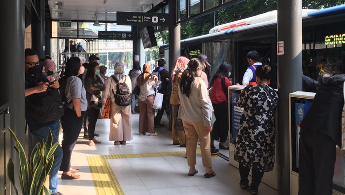 Keluhan penumpang soal perubahan Rute L13E Puri Beta-Kuningan (Magdalena Handrica Natasya Gadja)