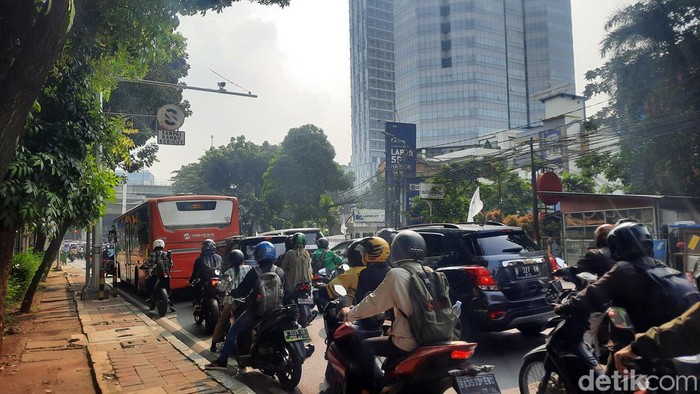Kemacetan terjadi di Jalan Raya Pasar Minggu Jakarta Selatan, Selasa 30 Mei pukul 09.00 WIB (Annisa/detikcom).