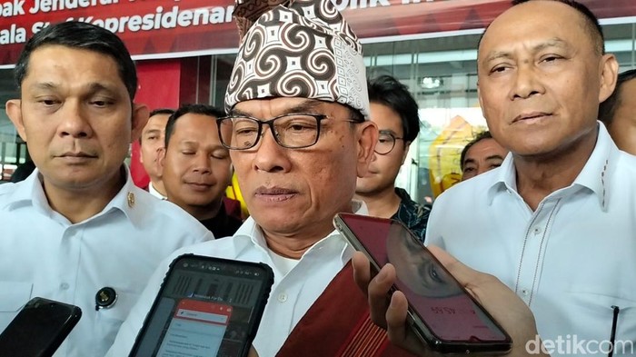 Kepada Staf Kepresidenan (KSP) Moeldoko saat mengunjungi Tana Toraja, Sulsel.