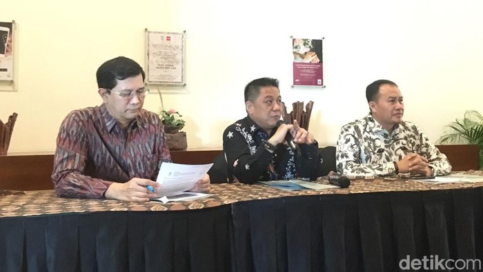 Ketua BPKN RI Rizal E Halim (tengah) saat di Balikpapan, Kaltim.