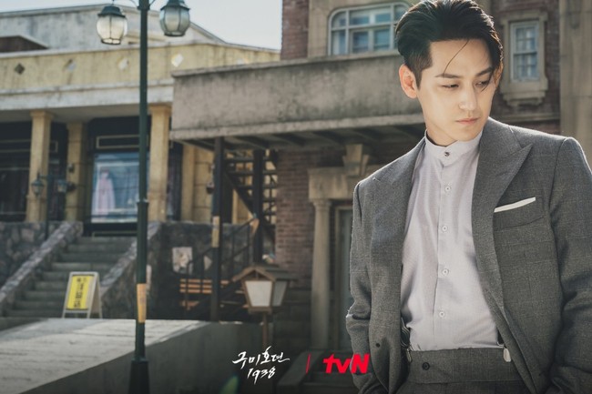 “Kimbum kenapa makin ganteng ya,” tulis netizen. “Kim Bum makin tua makin ganteng,” tulis netizen lainnya. “Ku suka dari jama bbf dan sekarang makin ganteng,” tulis netizen lain yang sudah mengagumi Kim Bum sejak menonton Boys Over Flowers. Foto: Dok. Instagram tvN