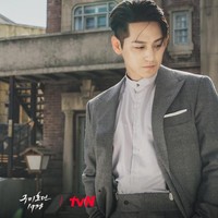 “Kimbum kenapa makin ganteng ya,” tulis netizen. “Kim Bum makin tua makin ganteng,” tulis netizen lainnya. “Ku suka dari jama bbf dan sekarang makin ganteng,” tulis netizen lain yang sudah mengagumi Kim Bum sejak menonton Boys Over Flowers. Foto: Dok. Instagram tvN