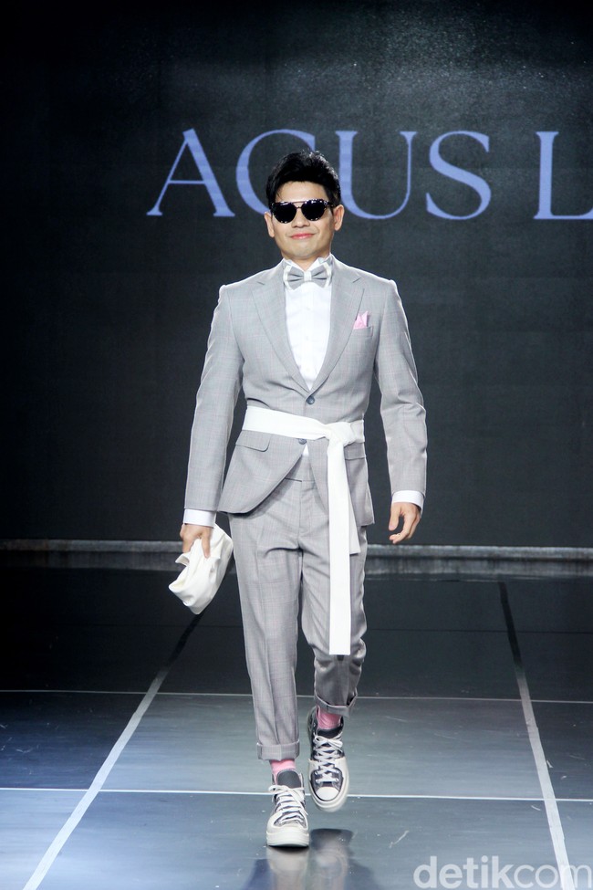 Inilah penampilan MC Wedding populer saat menjadi model fashion show desainer Agus Lim yang di gelar di Enchanted Moments Wedding Fair, The St. Regis Jakarta. Para MC pernikahan yang menjadi model itu di antaranya Ferdy Hasan, Edric Tjandra, Daddo Parus, Ferry Salim, Faizal Aprialdi, Fernando Edo dan lain-lain. Foto: Mohamamad Abduh/Detikcom.