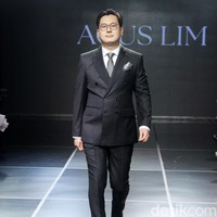 Inilah penampilan MC Wedding populer saat menjadi model fashion show desainer Agus Lim yang di gelar di Enchanted Moments Wedding Fair, The St. Regis Jakarta. Para MC pernikahan yang menjadi model itu di antaranya Ferdy Hasan, Edric Tjandra, Daddo Parus, Ferry Salim, Faizal Aprialdi, Fernando Edo dan lain-lain. Foto: Mohamamad Abduh/Detikcom.