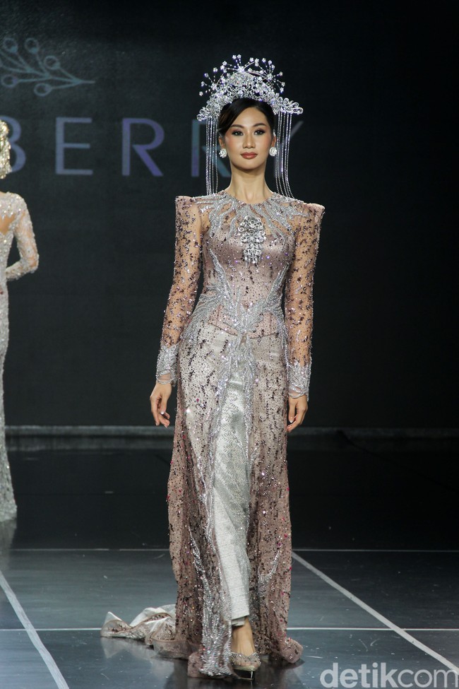 Para finalis Miss Mega Bintang dan pemenang lainnya dari kontes kecantikan yang bernaung di bawah Yayasan Dunia Mega Bintang menjadi model dalam fashion show bertemakan  Lady In Lace dari Red Berry Wedding. Dalam fashion show yang digelar di acara Enchanted Moments Wedding Fair di St. Regis Jakarta ini Red Berry Wedding menghadirkan anggunnya kebaya yang di padupadankan dengan kain daerah seperti tapis lampung, batik solo, dan tenun. Foto: Mohammad Abduh/detikcom.