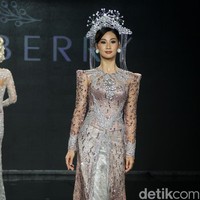 Para finalis Miss Mega Bintang dan pemenang lainnya dari kontes kecantikan yang bernaung di bawah Yayasan Dunia Mega Bintang menjadi model dalam fashion show bertemakan  Lady In Lace dari Red Berry Wedding. Dalam fashion show yang digelar di acara Enchanted Moments Wedding Fair di St. Regis Jakarta ini Red Berry Wedding menghadirkan anggunnya kebaya yang di padupadankan dengan kain daerah seperti tapis lampung, batik solo, dan tenun. Foto: Mohammad Abduh/detikcom.