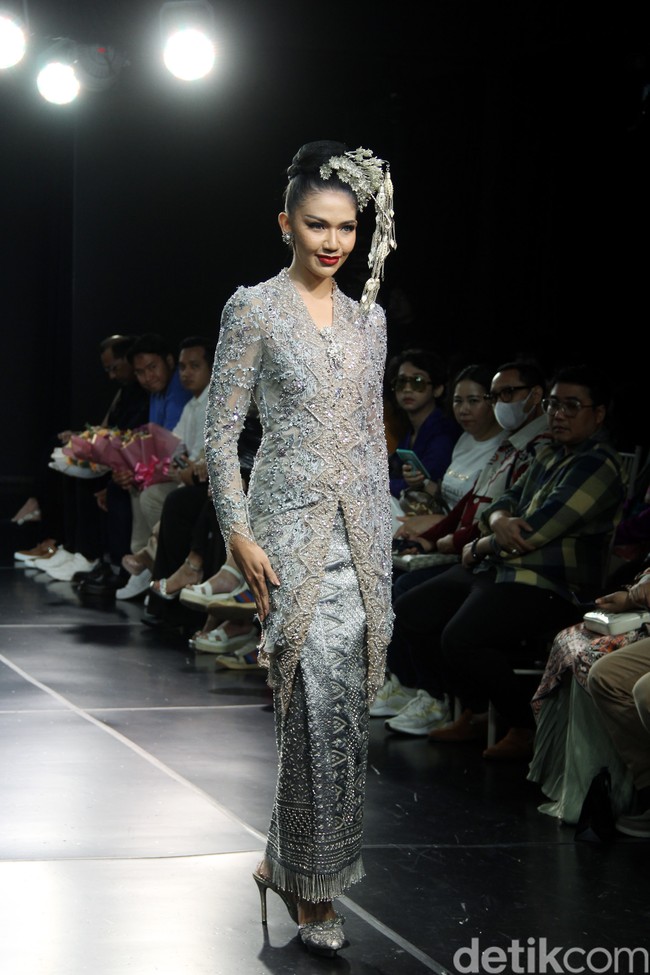 Para finalis Miss Mega Bintang dan pemenang lainnya dari kontes kecantikan yang bernaung di bawah Yayasan Dunia Mega Bintang menjadi model dalam fashion show bertemakan  Lady In Lace dari Red Berry Wedding. Dalam fashion show yang digelar di acara Enchanted Moments Wedding Fair di St. Regis Jakarta ini Red Berry Wedding menghadirkan anggunnya kebaya yang di padupadankan dengan kain daerah seperti tapis lampung, batik solo, dan tenun. Foto: Mohammad Abduh/detikcom.