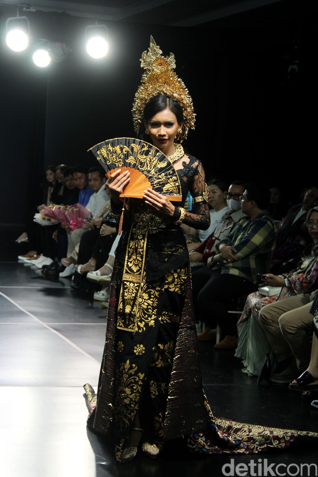 Para finalis Miss Mega Bintang dan pemenang lainnya dari kontes kecantikan yang bernaung di bawah Yayasan Dunia Mega Bintang menjadi model dalam fashion show bertemakan  Lady In Lace dari Red Berry Wedding. Dalam fashion show yang digelar di acara Enchanted Moments Wedding Fair di St. Regis Jakarta ini Red Berry Wedding menghadirkan anggunnya kebaya yang di padupadankan dengan kain daerah seperti tapis lampung, batik solo, dan tenun. Foto: Mohammad Abduh/detikcom.