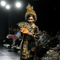 Para finalis Miss Mega Bintang dan pemenang lainnya dari kontes kecantikan yang bernaung di bawah Yayasan Dunia Mega Bintang menjadi model dalam fashion show bertemakan  Lady In Lace dari Red Berry Wedding. Dalam fashion show yang digelar di acara Enchanted Moments Wedding Fair di St. Regis Jakarta ini Red Berry Wedding menghadirkan anggunnya kebaya yang di padupadankan dengan kain daerah seperti tapis lampung, batik solo, dan tenun. Foto: Mohammad Abduh/detikcom.