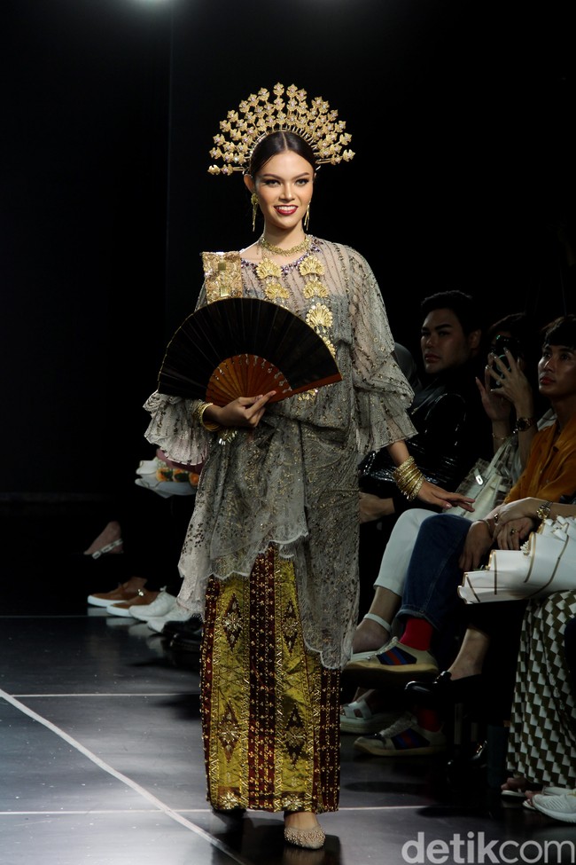 Para finalis Miss Mega Bintang dan pemenang lainnya dari kontes kecantikan yang bernaung di bawah Yayasan Dunia Mega Bintang menjadi model dalam fashion show bertemakan  Lady In Lace dari Red Berry Wedding. Dalam fashion show yang digelar di acara Enchanted Moments Wedding Fair di St. Regis Jakarta ini Red Berry Wedding menghadirkan anggunnya kebaya yang di padupadankan dengan kain daerah seperti tapis lampung, batik solo, dan tenun. Foto: Mohammad Abduh/detikcom.