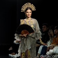 Para finalis Miss Mega Bintang dan pemenang lainnya dari kontes kecantikan yang bernaung di bawah Yayasan Dunia Mega Bintang menjadi model dalam fashion show bertemakan  Lady In Lace dari Red Berry Wedding. Dalam fashion show yang digelar di acara Enchanted Moments Wedding Fair di St. Regis Jakarta ini Red Berry Wedding menghadirkan anggunnya kebaya yang di padupadankan dengan kain daerah seperti tapis lampung, batik solo, dan tenun. Foto: Mohammad Abduh/detikcom.