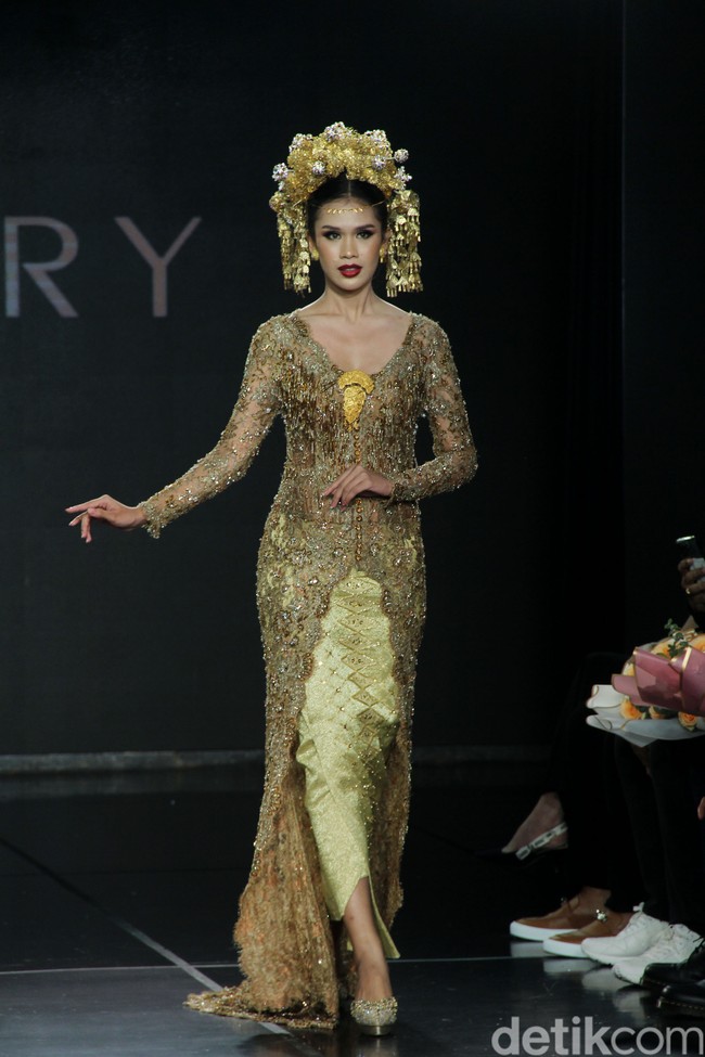 Para finalis Miss Mega Bintang dan pemenang lainnya dari kontes kecantikan yang bernaung di bawah Yayasan Dunia Mega Bintang menjadi model dalam fashion show bertemakan  Lady In Lace dari Red Berry Wedding. Dalam fashion show yang digelar di acara Enchanted Moments Wedding Fair di St. Regis Jakarta ini Red Berry Wedding menghadirkan anggunnya kebaya yang di padupadankan dengan kain daerah seperti tapis lampung, batik solo, dan tenun. Foto: Mohammad Abduh/detikcom.