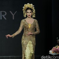 Para finalis Miss Mega Bintang dan pemenang lainnya dari kontes kecantikan yang bernaung di bawah Yayasan Dunia Mega Bintang menjadi model dalam fashion show bertemakan  Lady In Lace dari Red Berry Wedding. Dalam fashion show yang digelar di acara Enchanted Moments Wedding Fair di St. Regis Jakarta ini Red Berry Wedding menghadirkan anggunnya kebaya yang di padupadankan dengan kain daerah seperti tapis lampung, batik solo, dan tenun. Foto: Mohammad Abduh/detikcom.