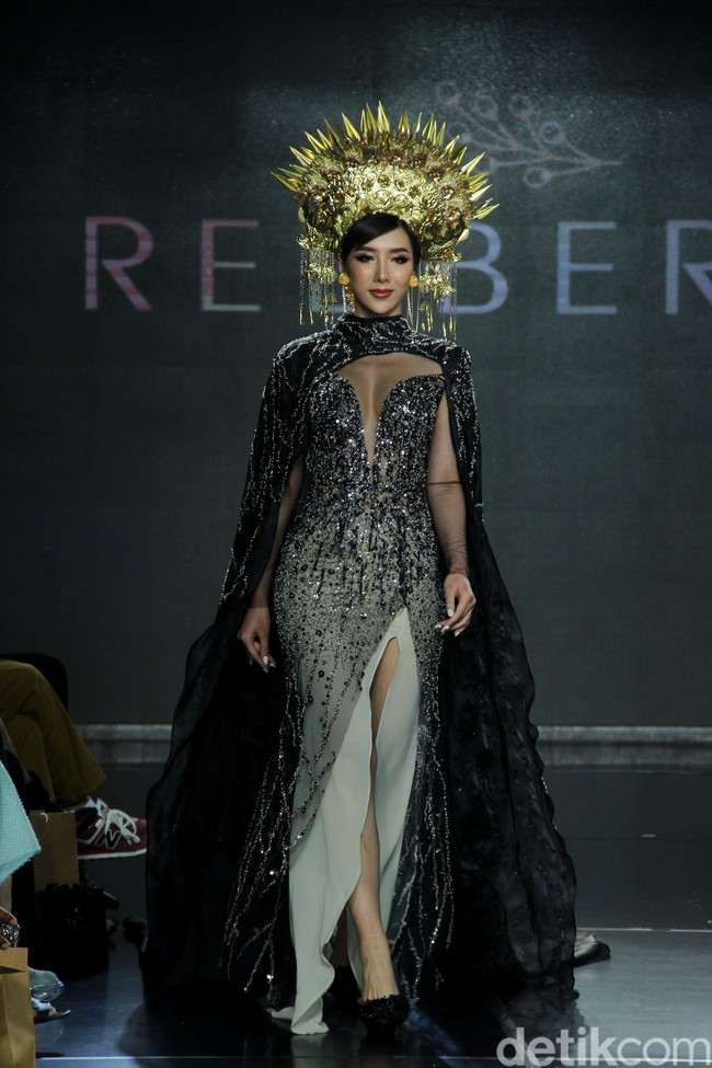 Para finalis Miss Mega Bintang dan pemenang lainnya dari kontes kecantikan yang bernaung di bawah Yayasan Dunia Mega Bintang menjadi model dalam fashion show bertemakan  Lady In Lace dari Red Berry Wedding. Dalam fashion show yang digelar di acara Enchanted Moments Wedding Fair di St. Regis Jakarta ini Red Berry Wedding menghadirkan anggunnya kebaya yang di padupadankan dengan kain daerah seperti tapis lampung, batik solo, dan tenun. Foto: Mohammad Abduh/detikcom.