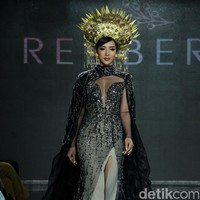 Para finalis Miss Mega Bintang dan pemenang lainnya dari kontes kecantikan yang bernaung di bawah Yayasan Dunia Mega Bintang menjadi model dalam fashion show bertemakan  Lady In Lace dari Red Berry Wedding. Dalam fashion show yang digelar di acara Enchanted Moments Wedding Fair di St. Regis Jakarta ini Red Berry Wedding menghadirkan anggunnya kebaya yang di padupadankan dengan kain daerah seperti tapis lampung, batik solo, dan tenun. Foto: Mohammad Abduh/detikcom.