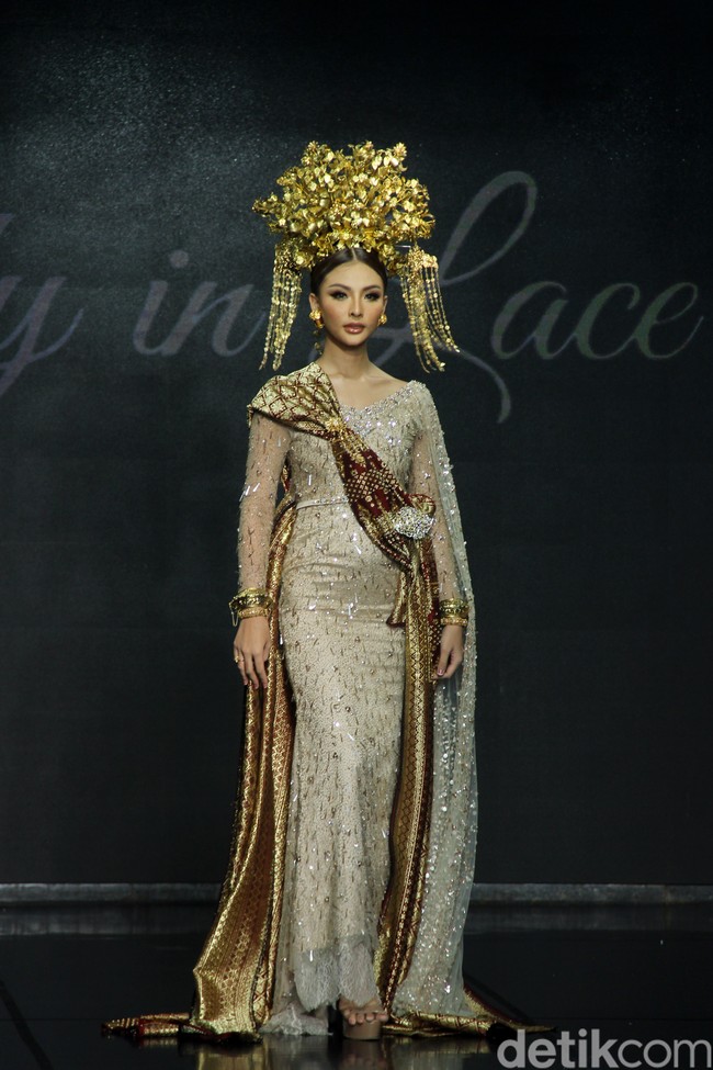 Para finalis Miss Mega Bintang dan pemenang lainnya dari kontes kecantikan yang bernaung di bawah Yayasan Dunia Mega Bintang menjadi model dalam fashion show bertemakan  Lady In Lace dari Red Berry Wedding. Dalam fashion show yang digelar di acara Enchanted Moments Wedding Fair di St. Regis Jakarta ini Red Berry Wedding menghadirkan anggunnya kebaya yang di padupadankan dengan kain daerah seperti tapis lampung, batik solo, dan tenun. Foto: Mohammad Abduh/detikcom.