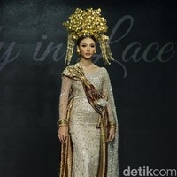Para finalis Miss Mega Bintang dan pemenang lainnya dari kontes kecantikan yang bernaung di bawah Yayasan Dunia Mega Bintang menjadi model dalam fashion show bertemakan  Lady In Lace dari Red Berry Wedding. Dalam fashion show yang digelar di acara Enchanted Moments Wedding Fair di St. Regis Jakarta ini Red Berry Wedding menghadirkan anggunnya kebaya yang di padupadankan dengan kain daerah seperti tapis lampung, batik solo, dan tenun. Foto: Mohammad Abduh/detikcom.