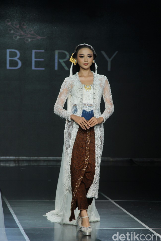 Para finalis Miss Mega Bintang dan pemenang lainnya dari kontes kecantikan yang bernaung di bawah Yayasan Dunia Mega Bintang menjadi model dalam fashion show bertemakan  Lady In Lace dari Red Berry Wedding. Dalam fashion show yang digelar di acara Enchanted Moments Wedding Fair di St. Regis Jakarta ini Red Berry Wedding menghadirkan anggunnya kebaya yang di padupadankan dengan kain daerah seperti tapis lampung, batik solo, dan tenun. Foto: Mohammad Abduh/detikcom.
