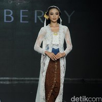 Para finalis Miss Mega Bintang dan pemenang lainnya dari kontes kecantikan yang bernaung di bawah Yayasan Dunia Mega Bintang menjadi model dalam fashion show bertemakan  Lady In Lace dari Red Berry Wedding. Dalam fashion show yang digelar di acara Enchanted Moments Wedding Fair di St. Regis Jakarta ini Red Berry Wedding menghadirkan anggunnya kebaya yang di padupadankan dengan kain daerah seperti tapis lampung, batik solo, dan tenun. Foto: Mohammad Abduh/detikcom.