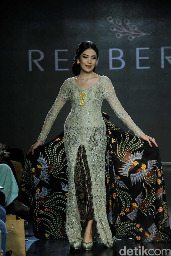 Para finalis Miss Mega Bintang dan pemenang lainnya dari kontes kecantikan yang bernaung di bawah Yayasan Dunia Mega Bintang menjadi model dalam fashion show bertemakan  Lady In Lace dari Red Berry Wedding. Dalam fashion show yang digelar di acara Enchanted Moments Wedding Fair di St. Regis Jakarta ini Red Berry Wedding menghadirkan anggunnya kebaya yang di padupadankan dengan kain daerah seperti tapis lampung, batik solo, dan tenun. Foto: Mohammad Abduh/detikcom.