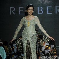Para finalis Miss Mega Bintang dan pemenang lainnya dari kontes kecantikan yang bernaung di bawah Yayasan Dunia Mega Bintang menjadi model dalam fashion show bertemakan  Lady In Lace dari Red Berry Wedding. Dalam fashion show yang digelar di acara Enchanted Moments Wedding Fair di St. Regis Jakarta ini Red Berry Wedding menghadirkan anggunnya kebaya yang di padupadankan dengan kain daerah seperti tapis lampung, batik solo, dan tenun. Foto: Mohammad Abduh/detikcom.