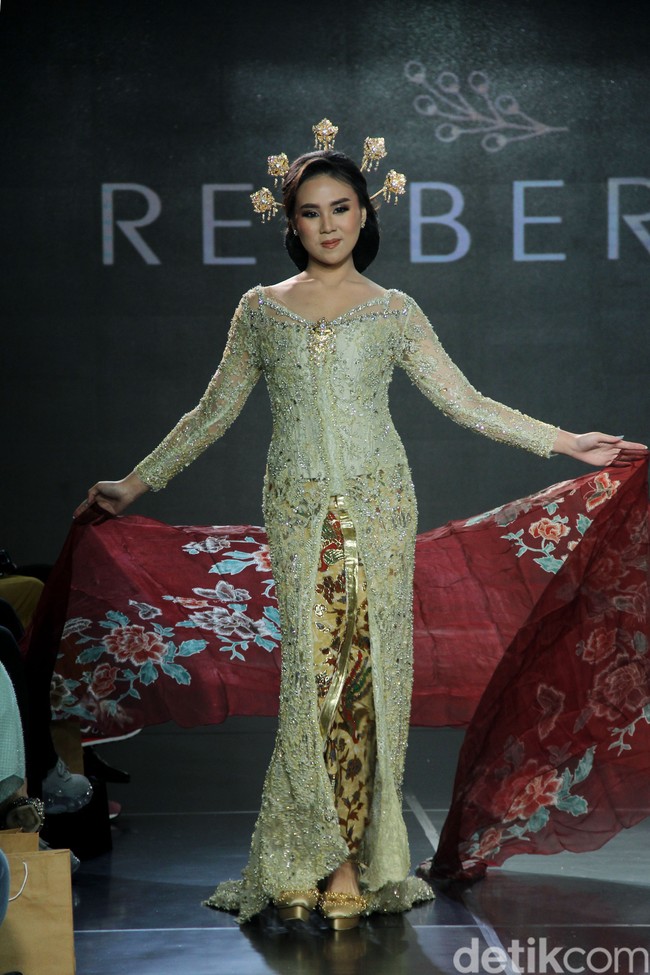 Para finalis Miss Mega Bintang dan pemenang lainnya dari kontes kecantikan yang bernaung di bawah Yayasan Dunia Mega Bintang menjadi model dalam fashion show bertemakan  Lady In Lace dari Red Berry Wedding. Dalam fashion show yang digelar di acara Enchanted Moments Wedding Fair di St. Regis Jakarta ini Red Berry Wedding menghadirkan anggunnya kebaya yang di padupadankan dengan kain daerah seperti tapis lampung, batik solo, dan tenun. Foto: Mohammad Abduh/detikcom.