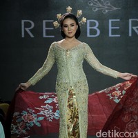 Para finalis Miss Mega Bintang dan pemenang lainnya dari kontes kecantikan yang bernaung di bawah Yayasan Dunia Mega Bintang menjadi model dalam fashion show bertemakan  Lady In Lace dari Red Berry Wedding. Dalam fashion show yang digelar di acara Enchanted Moments Wedding Fair di St. Regis Jakarta ini Red Berry Wedding menghadirkan anggunnya kebaya yang di padupadankan dengan kain daerah seperti tapis lampung, batik solo, dan tenun. Foto: Mohammad Abduh/detikcom.