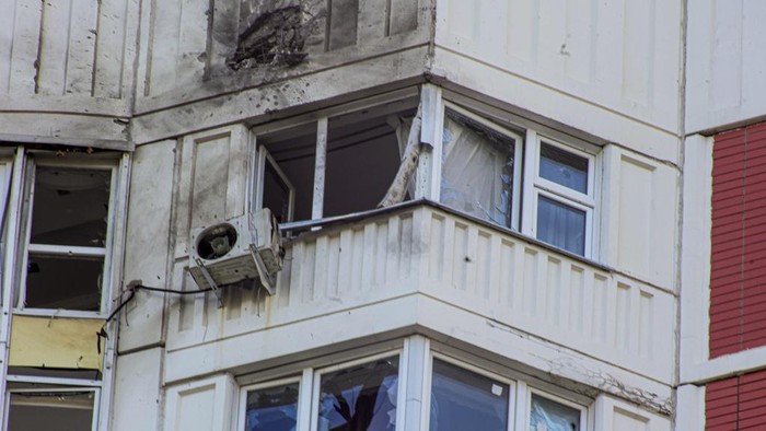 Kondisi Aparteman di Rusia Usai Diserang Drone Ibu kota Rusia, Moskow menjadi sasaran serangan pesawat tak berawak (drone), Selasa (30/5) pagi waktu setempat. Drone itu menyerang sebuah apartemen di Moskow.