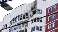 Dinding apartemen terlihat menghitam usai diserang drone. Sebagian kaca jendela juga pecah. AP Photo.  