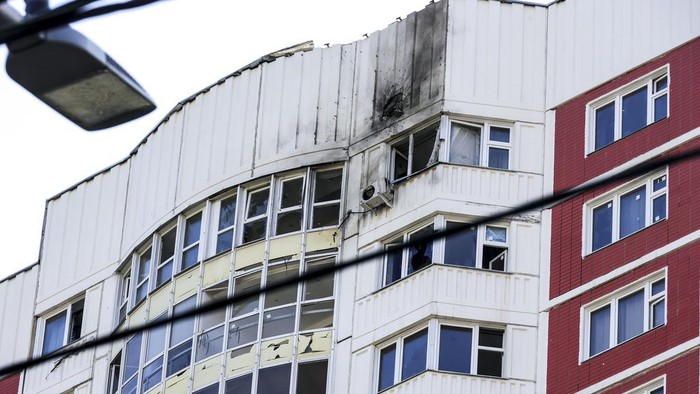 Kondisi Aparteman di Rusia Usai Diserang Drone Ibu kota Rusia, Moskow menjadi sasaran serangan pesawat tak berawak (drone), Selasa (30/5) pagi waktu setempat. Drone itu menyerang sebuah apartemen di Moskow.