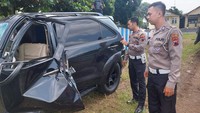 Penampakan mobil Fortuner hitam yang dinaiki Angela Lee bersama dua asisten dan satu sopir setelah mengalami kecelakaan di Tol Semarang-Soalo KM 453. Mobil tersebut mengalami kerusakan yang parah di bagian depan. Foto: dok Polda Jateng