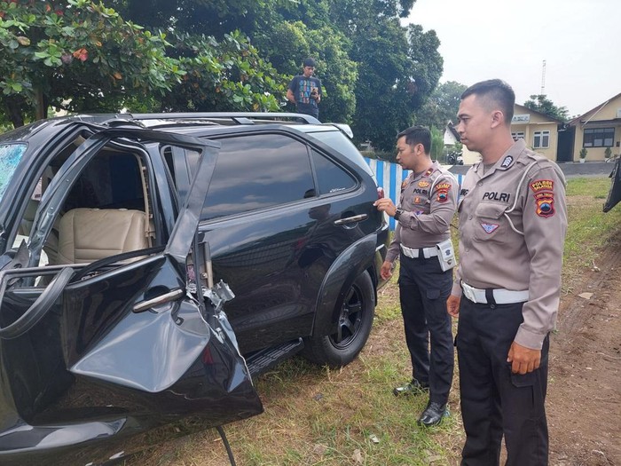 Kondisi mobil Angela Lee usai menyeruduk truk di Tol Semarang. Foto diunggah Selasa (30/5/2023). Kondisi mobil Angela Lee usai menyeruduk truk di Tol Semarang. Foto diunggah Selasa (30/5/2023).