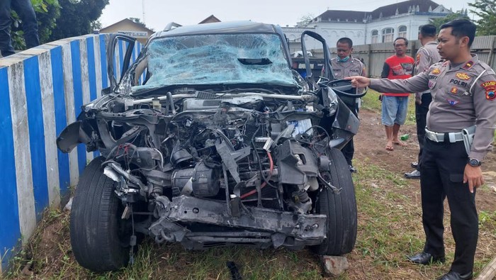 Kondisi mobil Angela Lee usai menyeruduk truk di Tol Semarang. Foto diunggah Selasa (30/5/2023).