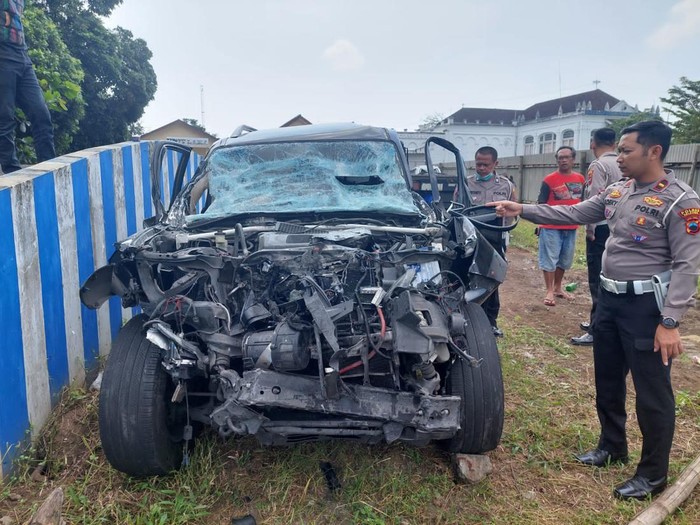 Kondisi mobil Angela Lee usai menyeruduk truk di Tol Semarang. Foto diunggah Selasa (30/5/2023). Kondisi mobil Angela Lee usai menyeruduk truk di Tol Semarang. Foto diunggah Selasa (30/5/2023).