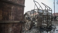 Sebanyak 19 unit mobil damkar dikerahkan dalam peristiwa ini. Api bisa dipadamkan sekitar pukul 04.15 WIB.  
