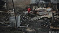 Terdapat dua korban akibat kebakaran ini. Satu korban meninggal dunia di TKP, sementara satu lainnya alami luka bakar sekitar 10 persen.  