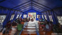 Pantauan detikcom pukul 10.00 WIB tampak para warga mulai memasuki tenda yang telah disiapkan.  