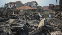 Bangunan semipermanen di wilayah Duren Sawit terbakar Selasa dini hari tadi.