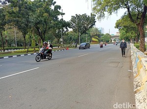 Trotoar Depan Kedubes AS Ditutup, Pejalan Kaki Merasa dalam Bahaya