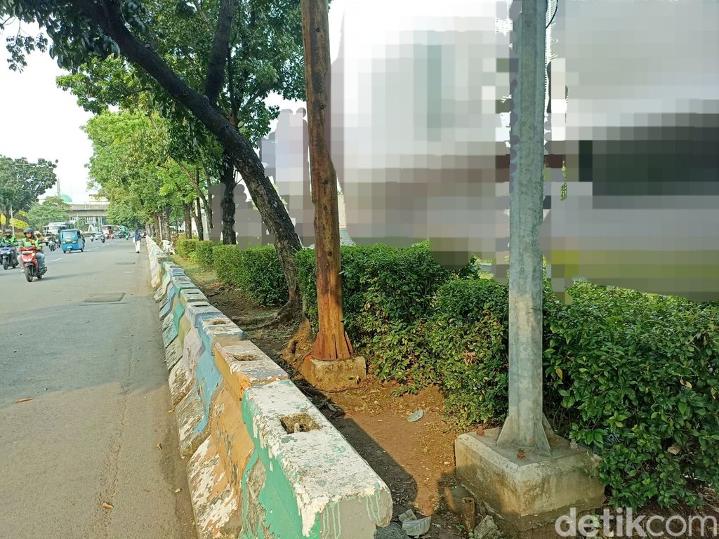 Kondisi trotoar depan Kedubes AS, pedestrian harus berjalan di badan jalan aspal. 30 Mei 2023. (Tiara Aliya Azzahra/detikcom)
