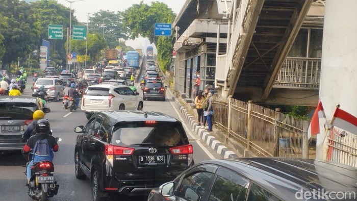 Lalu lintas (lalin) di Jalan Letjen S Parman arah Slipi, Jakarta Barat. Belia/detikcom)