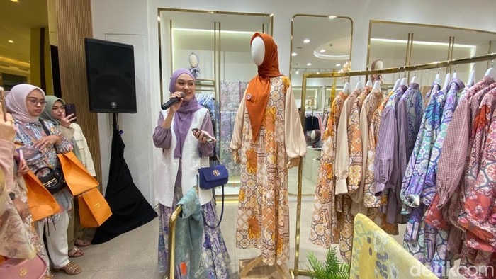 Launching brand fashion Indah Nada Puspita di TSM Makassar.