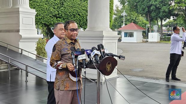 Mahfud MD saat memberikan konferensi pers mengenai rapat internal kabinet di Istana Kepresidenan, Jakarta, Selasa (30/5/2023), membahas masalah Tindak Pidana Perdagangan Orang (TPPO). (CNBC Indonesia/Emir Yanwardhana)