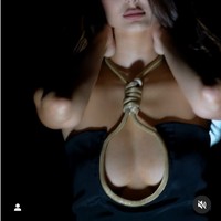 Orang-orang tidak bersalah dieksekusi tapi kamu berpikir itu ide yang bagus untuk memakai dress dengan simpul dan membuat video menggoda menggunakan lagu untuk orang-orang yang memprotes. Benar-benar memalukan semuanya. Dan di akhir video dengan tulis stop executions dan tidak ada konteks atau informasi yang membantu, kritik Yashar Ali di Twitter.Foto: Instagram Mahlagha Jaberi