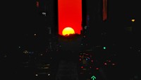 Matahari terbenam di atas Manhattan di 42nd street selama Manhattanhenge di New York, Senin (29/5/2023). Cahaya emas senjakala terlihat apik di sini, tepat di antara gedung pencakar langit Kota New York.