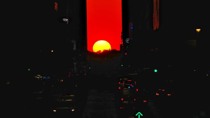 Memandang Senja dari Pusat Kota New York NEW YORK, NY - MAY 29: The sun sets along 42nd Street during a Manhattanhenge sunset on May 29, 2023, in New York City. (Photo by Gary Hershorn/Getty Images)