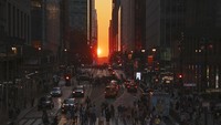 New York City berada di urutan ketiga dengan kehidupan yang selalu bergeliat siang dan malam. Dari Wall Street hingga Broadway, NYC terus menjadi pusat keuangan dan hiburan dunia. Proyek Hudson Yards dan revitalisasi kawasan tepi sungai menambah wajah baru bagi kota yang tak pernah tidur ini. (Getty Images/Gary Hershorn)