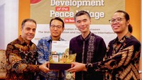 Duta Besar Jepang untuk Indonesia Kanasugi Kenji (2 kiri), Presdir Japan Tobacco International (JTI) Indonesia) Manos Koukourakis (kiri), Perwakilan Japan Tobacco Takahiro Kumamoto (2 kanan), dan Direktur Eksekutif Wahid Foundation Mujtaba Hamdi, bersama-sama memegang plakat pada peresmian Kolaborasi Program Desa Damai, di Jakarta, Selasa (30/5/2023). 