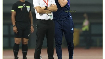 Potret dua pelatih saling adu strategi untuk memenangkan pertandingan. Foto: Twitter